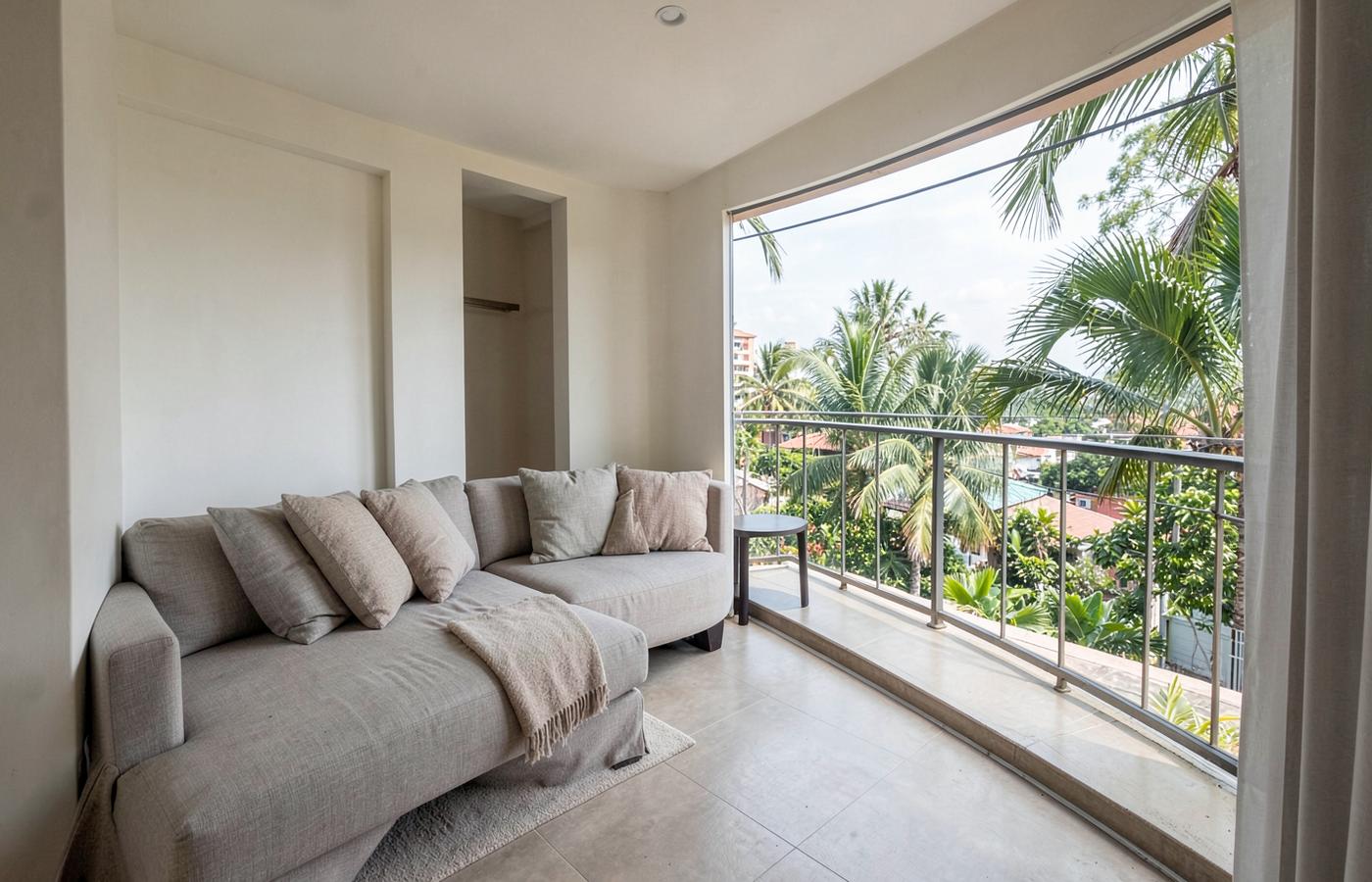 Sala y balcón de apartamento de referencia